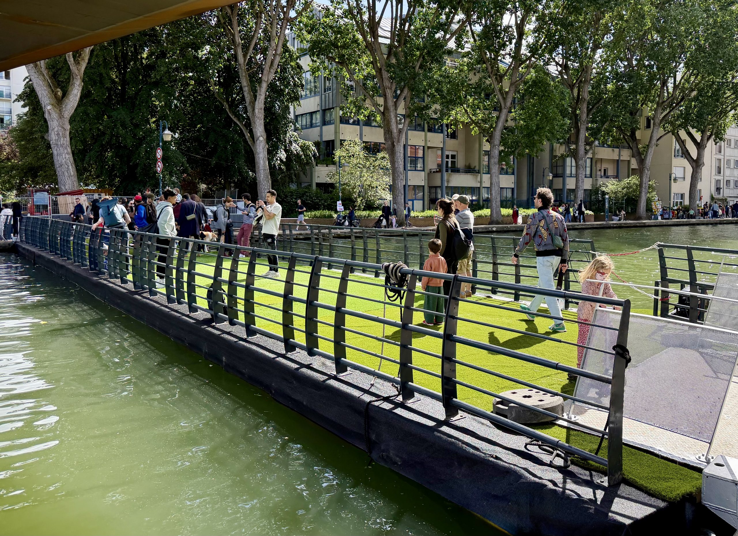 Notre pont flottant facilite la traversée du canal de l’Ourcq en toute sécurité