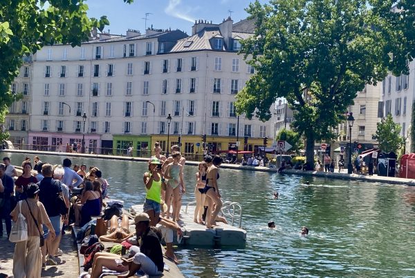 Ponton baignade flottant installé sur le Canal Saint-Martin